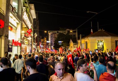İSTANBUL, TURKEY - 16 Temmuz 2016 'da Türkiye' nin İstanbul kentinde düzenlenen askeri darbe girişimi Türkiye 'yi uzun bir şiddet ve entrika gecesine sürükledi.