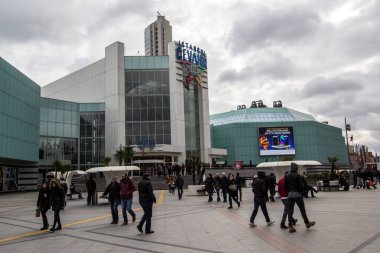 ISTANBUL, TURKEY - 11 Şubat 2017: İstanbul 'un Sisli ilçesinde Buyukdere Bulvarı' nda bulunan Cevahir Alışveriş ve Eğlence Merkezi 'nin dış görünümü.