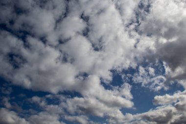 mavi gökyüzü ve arkaplanda bulutlar