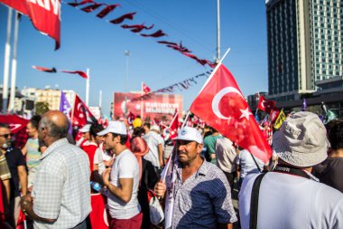 İSTANBUL, TURKEY-AĞUSTOS 7: Milyonlarca insan, 7 Ağustos 2016 tarihinde 15 Temmuz darbe girişimini protesto etmek amacıyla İstanbul Yenikapi bölgesindeki bir toplantı yerinde toplandı..