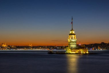 İstanbul 'daki Bakire Kulesi Uskudar' dan güzel renkli günbatımı (Türkçe: Kiz Kulesi). İstanbul sembolü. Romantik İstanbul Günbatımı manzarası. İstanbul Boğazı ve Bakire Kulesi Türkiye 'yi inanılmaz aydınlatıyor