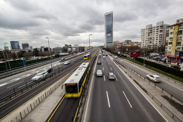 Стамбул Турция Февраля 2017 Автомобили Проезжающие Длинный Путь Проезжают Мечидиекой — стоковое фото