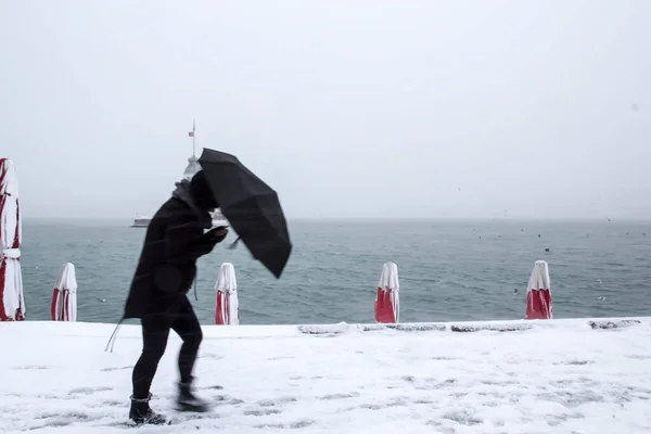 Torre Doncella Kiz Kulesi Invierno Con Nieve Gente Está Caminando — Foto de Stock