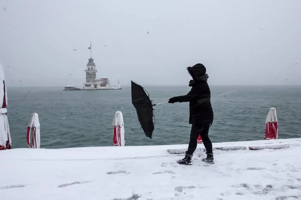 Torre Doncella Kiz Kulesi Invierno Con Nieve Gente Está Caminando — Foto de Stock