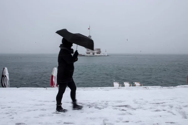 Torre Doncella Kiz Kulesi Invierno Con Nieve Gente Está Caminando — Foto de Stock