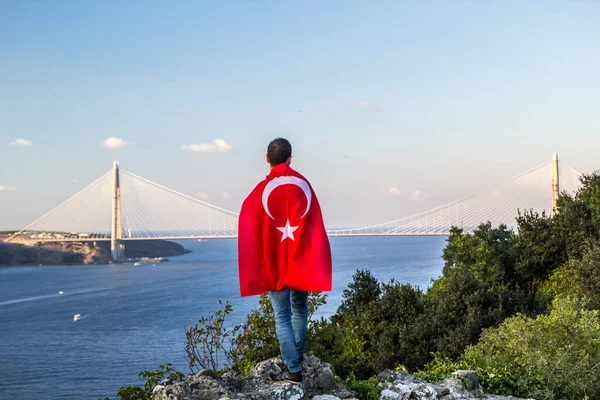 Visão Traseira Homem Com Bandeira Turca Olhando Ponte Mar — Fotografia de Stock