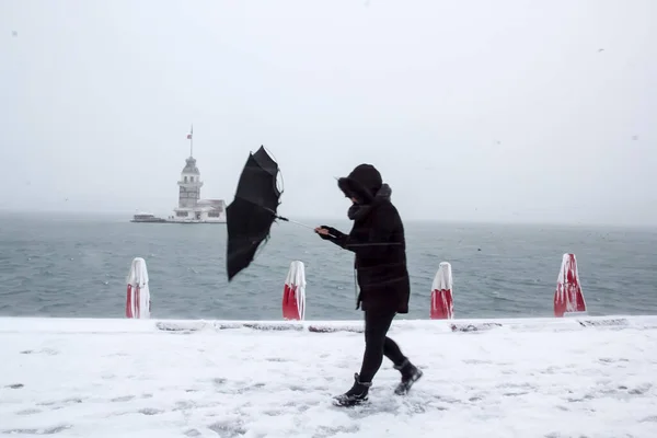 Maiden Tower Kiz Kulesi Winter Mit Schnee Und Menschen Gehen Stockbild