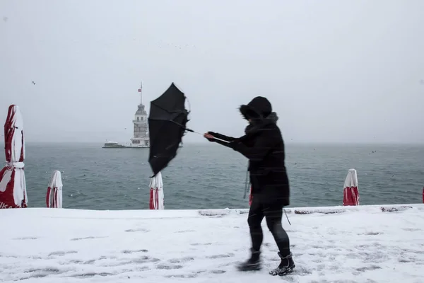 Maiden Tower Kiz Kulesi Winter Mit Schnee Und Menschen Gehen Stockbild