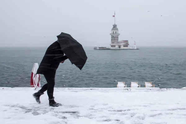 Maiden Tower Kiz Kulesi Winter Mit Schnee Und Menschen Gehen lizenzfreie Stockfotos