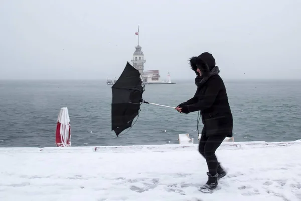 Torre Doncella Kiz Kulesi Invierno Con Nieve Gente Está Caminando Imagen de archivo