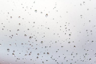 Pencerede yağmur damlaları, yağmurlu bir günde.