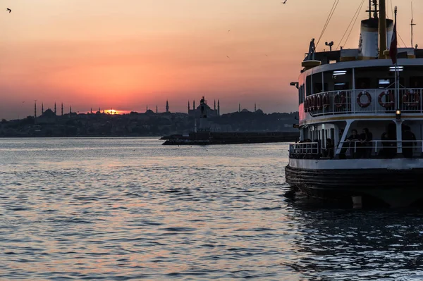 Istanbul Ηλιοβασίλεμα Από Kadikoy Υπάρχουν Τζαμιά Σιλουέτα Και Μεγάλο Σκάφος — Φωτογραφία Αρχείου