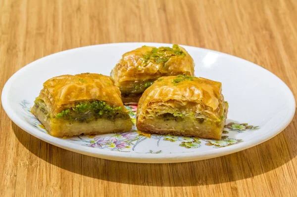 Gustosi Baklavas Piatto Sfondo — Foto Stock