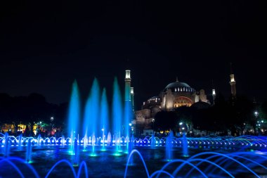 Ayasofya (Ayasofya) ve Sultan Ahmet Parkı 'ndan çeşme manzarası, İstanbul, Türkiye