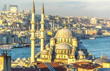 ISTANBUL, TURKEY - 5 Mart 2016; Yeni Cami Camii İstanbul, Türkiye 'deki Yeni Cami ve Galata Köprüsü