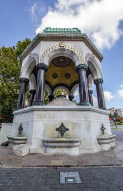 İSTANBUL, TURKEY - 6 Ağustos 2016 - İstanbul, Türkiye 'deki Sultanahmet' te Alman çeşmesi. Alman Kaynağı - Alman Kayzer II. Wilhelm 'in bir hediyesi. 1900 'de İstanbul' da kuruldu