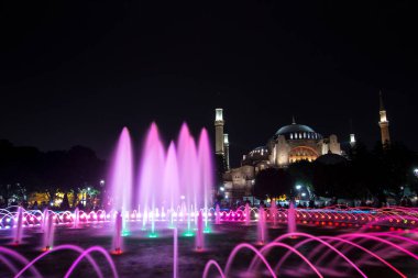 Ayasofya (Ayasofya) ve Sultan Ahmet Parkı 'ndan çeşme manzarası, İstanbul, Türkiye