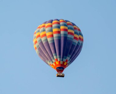 GOREME, TURKEY - 20 Temmuz 2016: Kapadokya 'da sıcak hava balonu uçuyor