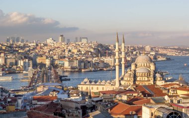 ISTANBUL, TURKEY - 5 Mart 2016; Yeni Cami Camii İstanbul, Türkiye 'deki Yeni Cami ve Galata Köprüsü