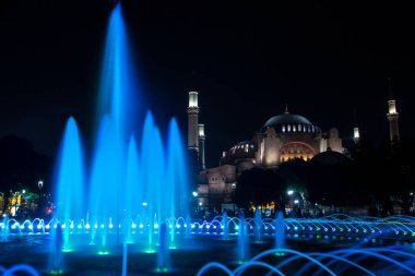 Ayasofya (Ayasofya) ve Sultan Ahmet Parkı 'ndan çeşme manzarası, İstanbul, Türkiye