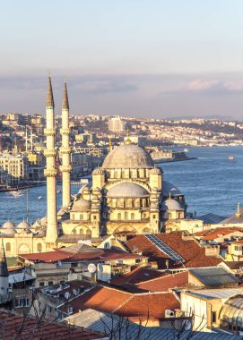 ISTANBUL, TURKEY - 5 Mart 2016; Yeni Cami Camii İstanbul, Türkiye 'deki Yeni Cami ve Galata Köprüsü