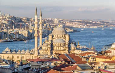 ISTANBUL, TURKEY - 5 Mart 2016; Yeni Cami Camii İstanbul, Türkiye 'deki Yeni Cami ve Galata Köprüsü