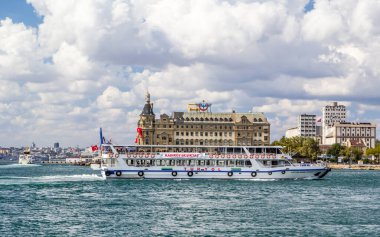 ISTANBUL, TURKEY - 3 Eylül 2016: Haydarpaşa Tren İstasyonu ve İstanbul, Türkiye 'den feribot