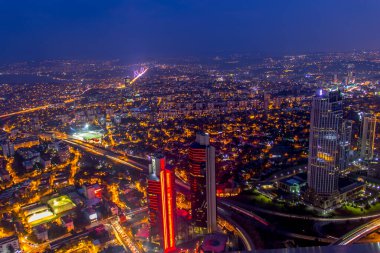 İSTANBUL, TURKEY - 31 Ocak 2016: İstanbul 'daki Safir İstanbul' un en büyük gökdelenleri, İstanbul 'u ve İstanbul Boğazı' nı gece gözleme kulesinden görebiliyordu