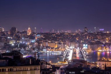 Galata Köprüsü ve Galata Kulesi İstanbul, Türkiye 'de gece