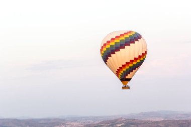 GOREME, TURKEY - 20 Temmuz 2016: Kapadokya 'da sıcak hava balonu uçuyor