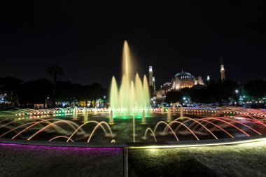 Ayasofya (Ayasofya) ve Sultan Ahmet Parkı 'ndan çeşme manzarası, İstanbul, Türkiye