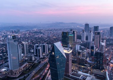 İSTANBUL, TURKEY - 31 Ocak 2016: İstanbul 'daki Safir İstanbul' un en büyük gökdelenleri, İstanbul 'u ve İstanbul Boğazı' nı gece gözleme kulesinden görebiliyordu