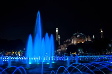 Ayasofya (Ayasofya) ve Sultan Ahmet Parkı 'ndan çeşme manzarası, İstanbul, Türkiye