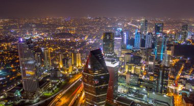 İSTANBUL, TURKEY - 31 Ocak 2016: İstanbul 'daki Safir İstanbul' un en büyük gökdelenleri, İstanbul 'u ve İstanbul Boğazı' nı gece gözleme kulesinden görebiliyordu