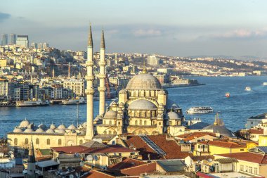 ISTANBUL, TURKEY - 5 Mart 2016; Yeni Cami Camii İstanbul, Türkiye 'deki Yeni Cami ve Galata Köprüsü