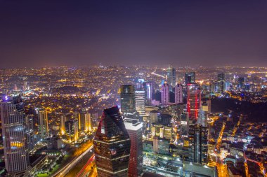 İSTANBUL, TURKEY - 31 Ocak 2016: İstanbul 'daki Safir İstanbul' un en büyük gökdelenleri, İstanbul 'u ve İstanbul Boğazı' nı gece gözleme kulesinden görebiliyordu