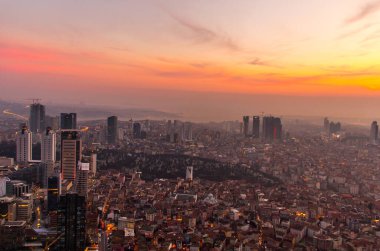 İSTANBUL, TURKEY - 31 Ocak 2016: İstanbul 'daki Safir İstanbul' un en büyük gökdelenleri, İstanbul 'u ve İstanbul Boğazı' nı gece gözleme kulesinden görebiliyordu