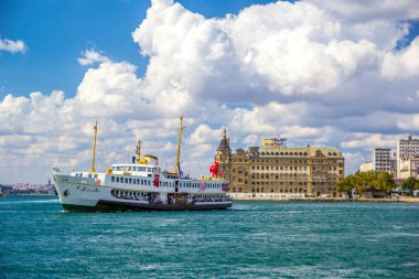ISTANBUL, TURKEY - 3 Eylül 2016: Haydarpaşa Tren İstasyonu ve İstanbul, Türkiye 'den feribot