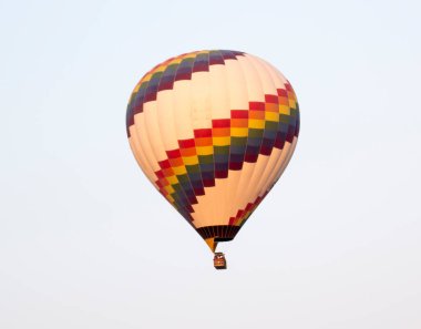 GOREME, TURKEY - 20 Temmuz 2016: Kapadokya 'da sıcak hava balonu uçuyor