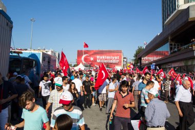 İSTANBUL, TURKEY-AĞUSTOS 7: Milyonlarca insan, 7 Ağustos 2016 tarihinde 15 Temmuz darbe girişimini protesto etmek amacıyla İstanbul Yenikapi bölgesindeki bir toplantı yerinde toplandı..