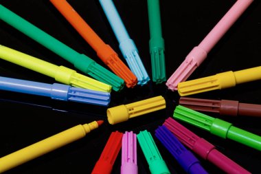 renk kalemleri siyah arkaplan üzerindeki yansımaları kapat