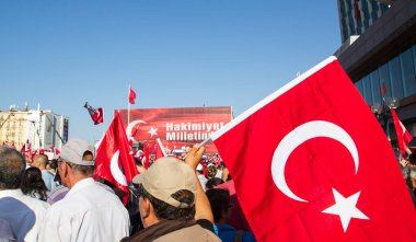 İSTANBUL, TURKEY-AĞUSTOS 7: Milyonlarca insan, 7 Ağustos 2016 tarihinde 15 Temmuz darbe girişimini protesto etmek amacıyla İstanbul Yenikapi bölgesindeki bir toplantı yerinde toplandı..