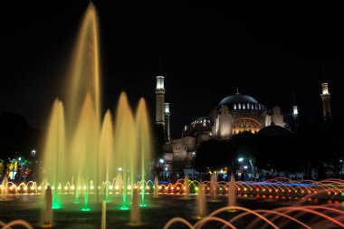 Ayasofya (Ayasofya) ve Sultan Ahmet Parkı 'ndan çeşme manzarası, İstanbul, Türkiye