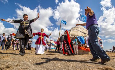ISTANBUL, TURKEY - 27 Ağustos: Etnospor Kültür Festivali eski Osmanlı Türkçe kültürel etkinlikleri hakkındadır. Bezirganbahce Bölgesi Kucukcekmece, İstanbul, Türkiye 'den eski bir sedirhane var..