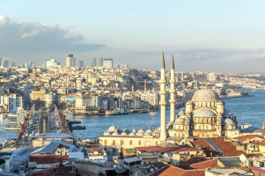 ISTANBUL, TURKEY - 5 Mart 2016; Yeni Cami Camii İstanbul, Türkiye 'deki Yeni Cami ve Galata Köprüsü