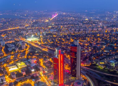 İSTANBUL, TURKEY - 31 Ocak 2016: İstanbul 'daki Safir İstanbul' un en büyük gökdelenleri, İstanbul 'u ve İstanbul Boğazı' nı gece gözleme kulesinden görebiliyordu