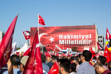 İSTANBUL, TURKEY-AĞUSTOS 7: Milyonlarca insan, 7 Ağustos 2016 tarihinde 15 Temmuz darbe girişimini protesto etmek amacıyla İstanbul Yenikapi bölgesindeki bir toplantı yerinde toplandı..