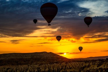 Güneş doğarken Goreme yakınlarında Kapadokya üzerinde uçan sıcak hava balonları