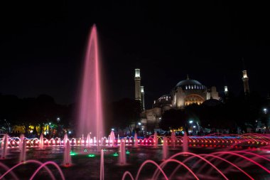 Ayasofya (Ayasofya) ve Sultan Ahmet Parkı 'ndan çeşme manzarası, İstanbul, Türkiye