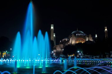 Ayasofya (Ayasofya) ve Sultan Ahmet Parkı 'ndan çeşme manzarası, İstanbul, Türkiye